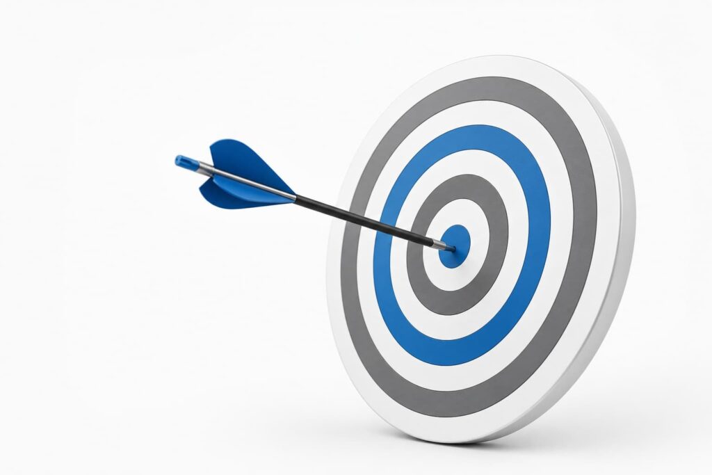 的の中心に矢が刺さる一点突破のビジネス戦略イメージ